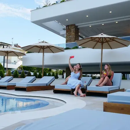 Agnes Deluxe Hotel 3*