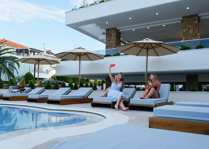Agnes Deluxe Hotel 3*